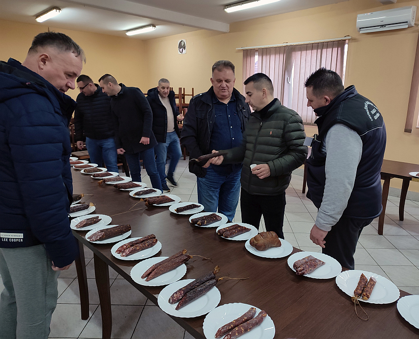 ГРАДИШКА, 14. ФЕБРАУАРА /СРНА/ - Међународна кобасицијада у Рогољима код Градишке окупила је данас бројне посјетиоце и четрдесетак излагача из Републике Српске, Федерације БиХ, Србије и Хрватске.