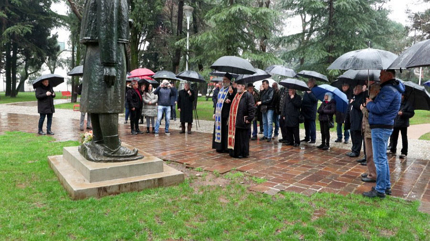ПОДГОРИЦА, 15. ФЕБРУАРА /СРНА/ - Српски национални савјет Црне Горе и свештенство Српске православне цркве /СПЦ/ организовали су данас у Подгорици низ активности поводом обиљежавања Дана државности Србије - Сретења.