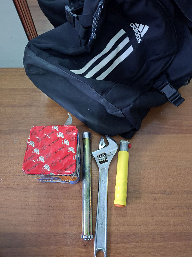 САРАЈЕВО, 15. ФЕБРУАРА /СРНА/ - Полиција у Сарајеву привела је данас пет особа, од којих су четири малољетника, током протеста у овом граду након несреће са трамвајем у којој је погинуо младић, а код приведених лица су пронађена пиротехничка средства, предмети подесни за наношење повреда и одјевни предмети за сакривање лица.