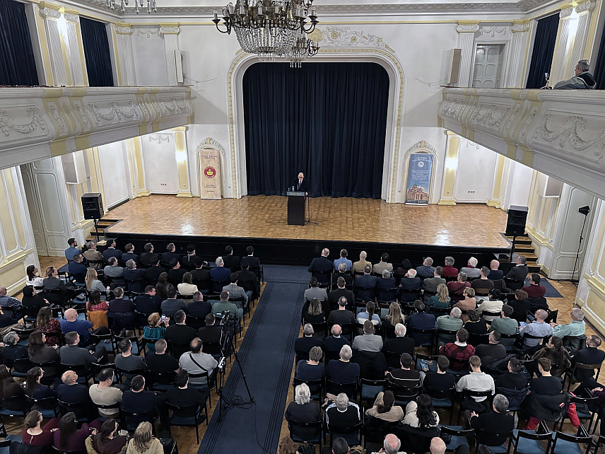 БАЊАЛУКА, 15. ФЕБРУАРА /СРНА/ - Дипломата и академик Дарко Танасковић поручио је вечерас у Бањалуци да Сретење симболизује борбу за слободу и тежњу за уређеним животом и да је овај празник право вријеме за разговор о суштини српског свијета.	
