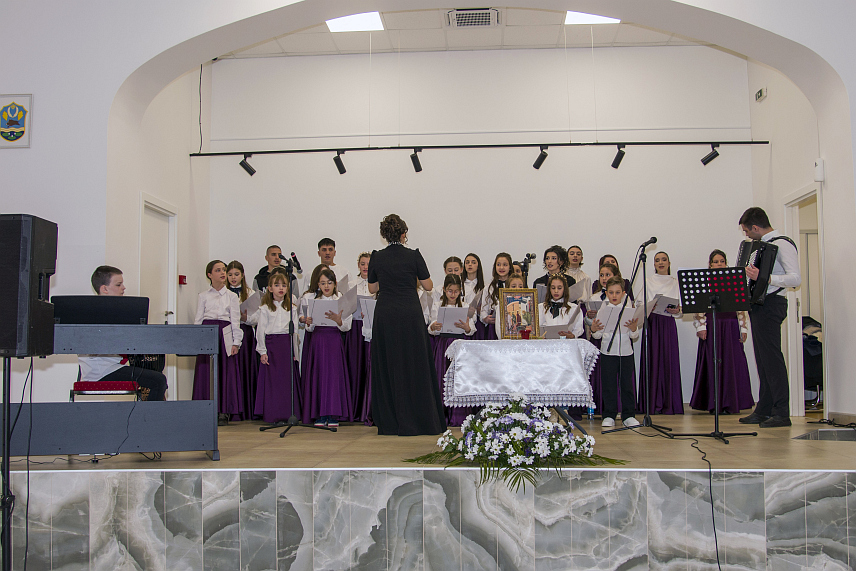 СРБАЦ, 15. ФЕБРУАРА /СРНА/ - Хор "Благовјеститељи" из Српца одржао је вечерас концерт у Градској галерији на коме се публици представио извођењем духовних и етно дјела.