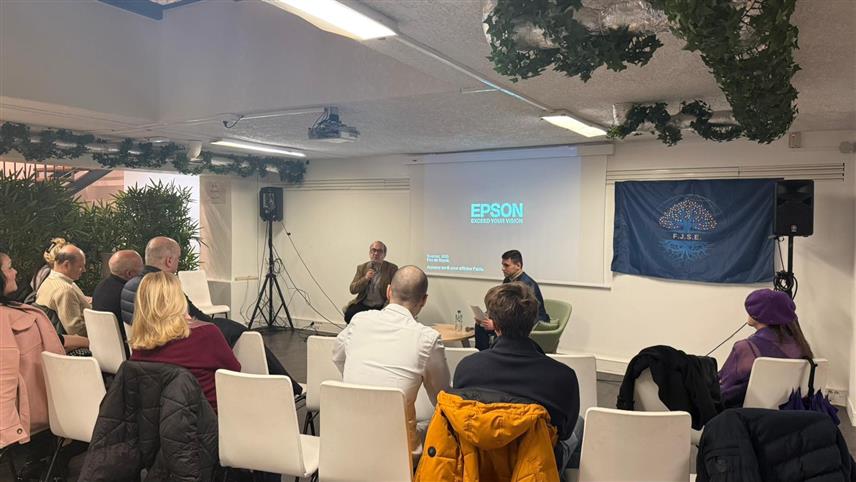 ПАРИЗ, 16. ФЕБРУАРА /СРНА/ - У Паризу је одржана презентација нове књиге француског историчара и геополитичара Алексиса Tрудоа "Срби и Французи: испреплене судбине", којом је аутор имао за циљ да представи 800 година чврстих и историјских односа Срба и Француза.	
