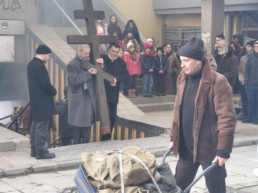 ИСТОЧНО САРАЈЕВО, 16. ФЕБРУАРА /СРНА/ - Завршне сцене филма "Линија" снимљене су данас на подручју Сарајевско-романијске регије и овај филмски караван свој пут наставља у Србији.