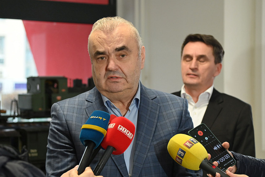 ДОБОЈ, 16. ФЕБРУАРА /СРНА/ - Министар саобраћаја и веза Републике Српске Зоран Стевановић оцијенио је успјешним данашњи састанак у Добоју са Управом и члановима синдикалних организација "Жељезница Републике Српске" /ЖРС/, нагласивши да су синдикални захтјеви углавном оправдани и да ће се приступити изради нове систематизације и правилника о награђивању.