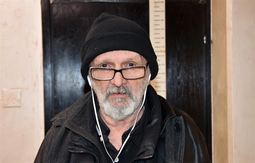 БЕОГРАД, 16. ФЕБРУАРА /СРНА/ - У Београду је ухапшен осумњичени И.Л. /68/ да је варао старије жене, од којих је узимао новац, лажно им се представљајући као бивши колега који им може помоћи око увећања пензија.