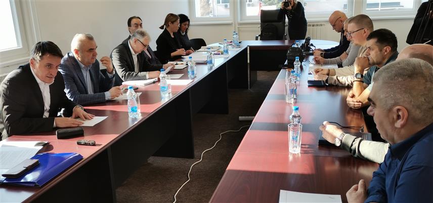 ДОБОЈ, 16. ФЕБРУАРА /СРНА/ - Министар саобраћаја и веза Републике Српске Зоран Стевановић у Добоју присуствује састанку Управе "Жељезница Републике Српске" са синдикалним организацијама о њиховим захтјевима да примања радника буду изједначена са најнижом републичком платом и за усаглашавање платних разреда колективним уговором.