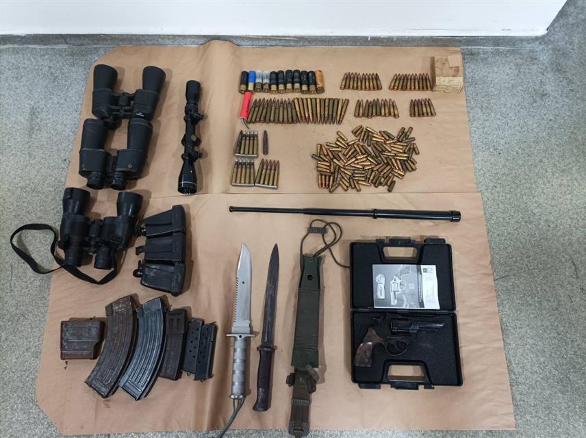 СРЕБРЕНИЦА, 17. ФЕБРУАРА /СРНА/ - Сребреничка полиција ухапсила је лице из овог мјеста чији су иницијали М.Р. због насиља у породици и посједовања, између осталог, аутоматске пушке и 189 метака различитог калибра, саопштено је из зворничке Полицијске управе.