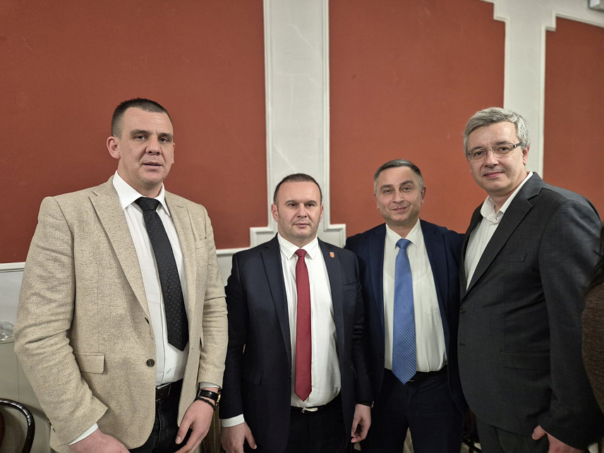 БЕОГРАД, 17. ФЕБРУАРА /СРНА/ - Делегација града Источног Сарајева и Представништва Републике Српске у Србији данас су у градском позоришту у Сомбору присуствовали обиљежавању 277 година од када је Сомбор повељом Марије Tерезије постао слободан и краљевски град.Градоначелник Источног Сарајева Љубиша Ћосић, је са потпредсједником скупштине града Јованом Голијаном присуствовао обиљежавању рођендана Сомбора.