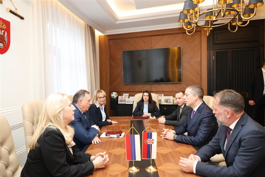 БАЊАЛУКА, 17. ФЕБРУАРА /СРНА/ - Предсједник СНСД-а Милорад Додик заједно са српски чланом Предсједништва БиХ Жељком Цвијановић и вршиоцем дужности предсједника Републике Српске Аном Тришић Бабић, састао са министром спољних послова Србије Марком Ђурићем. /фото - Борислав Здриња/