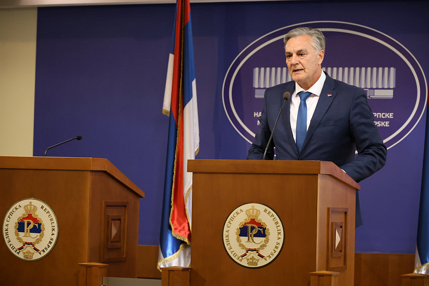 БАЊАЛУКА, 17. ФЕБРУАРА /СРНА/ - Новоизабрани предсједник Републике Српске Синиша Каран рекао је да ће његово дјеловање бити усмјерено на три стуба који се односе на реафирмацију уставног идентитета и изворног Дејтонског мировног споразума кроз инстиуционалну, правну и политичку борбу, јединство институција Српске, те мир и дијалог без одрицања од надлежности и без пристајања на наметања./Фото - Борислав Здриња/	

