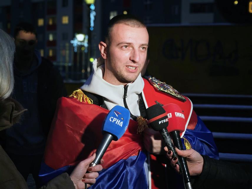 ИСТОЧНО НОВО САРАЈЕВО, 17. ФЕБРУАРА /СРНА/ - Велики број грађана Источног Новог Сарајева дочекао је вечерас суграђанина Александра Ивановића, боксера који је освојио УБФ титулу у крузер категорији.