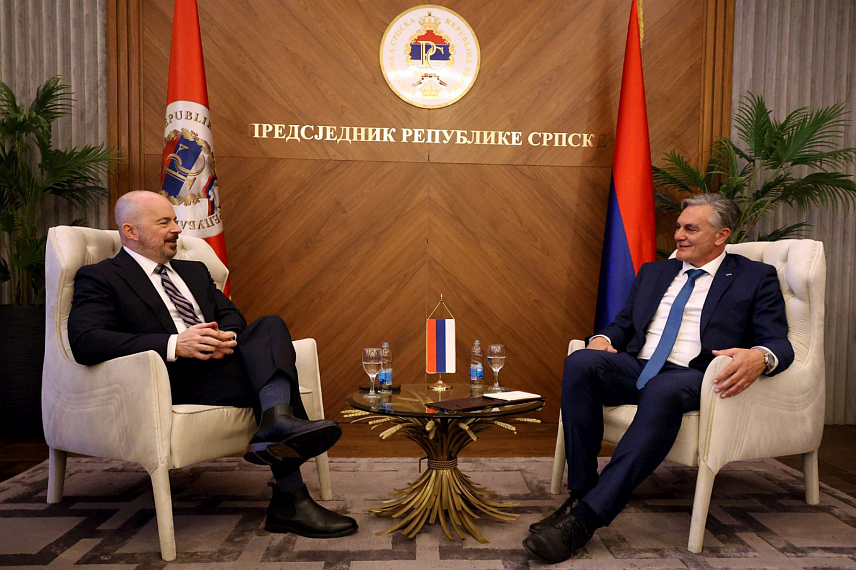 БАЊАЛУКА, 17. ФЕБРУАРА /СРНА/ - Новоизабрани предсједник Републике Српске Синиша Каран разговарао је данас у Палати Републике у Бањалуци са отправником послова Амбасаде САД Џоном Гинкелом. /Фото - Борислав Здриња/