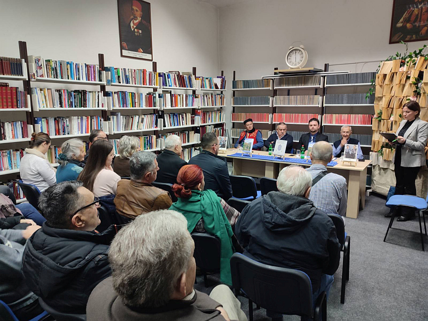 ГРАДИШКА, 17. ФЕБРУАРА /СРНА/ - У Градишци су вечерас промовисане двије књиге које говоре о Змијању. У читаоници Народне библиотеке представљене су књиге "Сестре са Змијања са потомцима", аутора Родољуба Ољаче и допуњено издање "Змијањски писци Кочићеви сљедбеници", аутора Видосава Ђурђевића и Грозде Регодић.