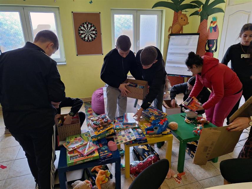 СРБАЦ, 18. ФЕБРУАРА /СРНА/ - Волонтери Удружења грађана "Цезар" из Српца подијелили су данас хуманитарне пакете ученицима посебног одјељења и продуженог боравка у Основној школи "Јован Јовановић Змај".