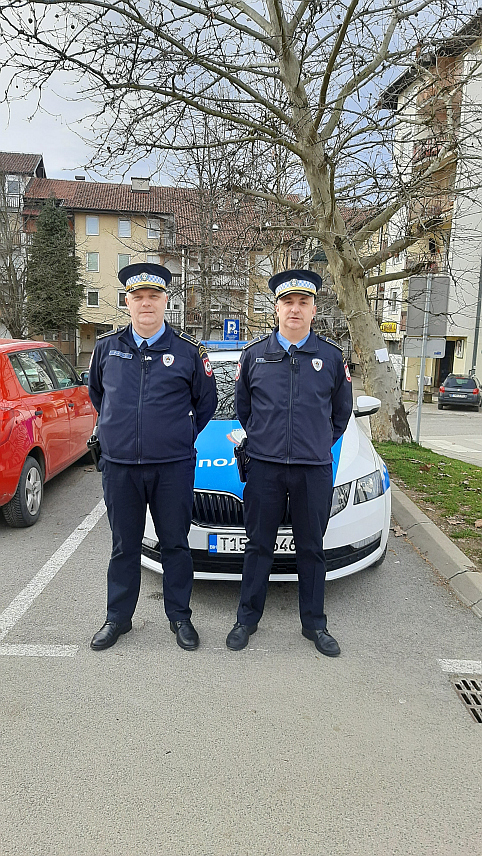 ПРЊАВОР, 19. ФЕБРУАРА /СРНА/ - Полицајци из Прњавора Стојан Самарџић и Саша Ракић спријечили су самоубиство млађе жене на акумулационом језеру Дренова, други овакав случај у протеклих седам дана.