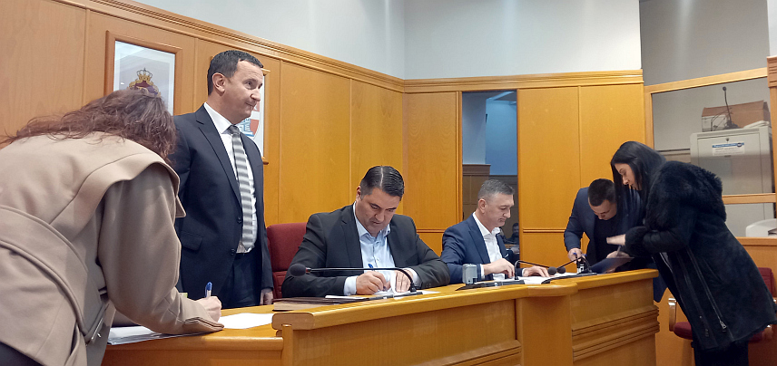 ТРЕБИЊЕ, 19. ФЕБРУАРА /СРНА/ - Замјеник директора Завода за запошљавање Републике Српске Мирослав Вујичић потписао је данас у Требињу уговоре о запошљавању и самозапошљавању са 25 незапослених лица из овог града и Љубиња, за шта је издвојено готово 100.000 КМ. Потписивању је присуствовао и градоначелник Требиња Мирко Ћурић.