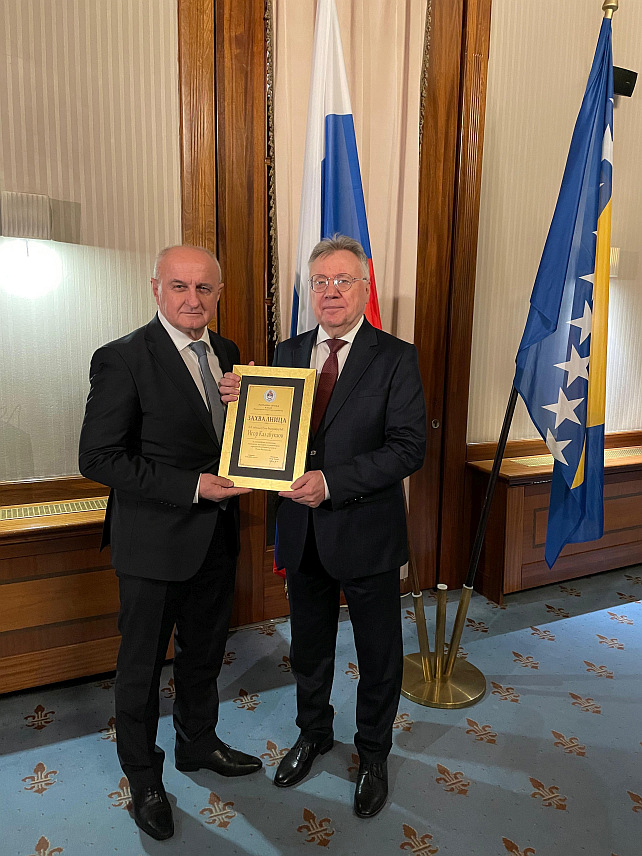 БАЊАЛУКА, 19. ФЕБРУАРА /СРНА/ - Министар енергетике и рударства Републике Српске Петар Ђокић присуствовао је вечерас у Сарајеву пријему који је организовала Амбасаде Русије у БиХ поводом Дана бранилаца отаџбине и војне славе Русије, 23. фебруара. Ђокић је руском амбасадору Игору Калабухову уручио захвалницу за унапређење политичке, економске, културне и хуманитарне сарадње Српске и Руске Федерације.