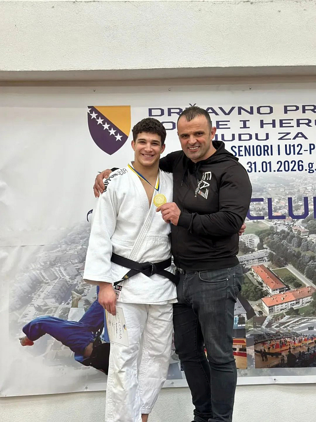 ПАЛЕ, 1. ФЕБРУАРА /СРНА/ - Члан Џудо-клуба "Романија" са Пала Димитрије Савић освојио је златну медаљу на сениорском Првенству БиХ у Витезу.