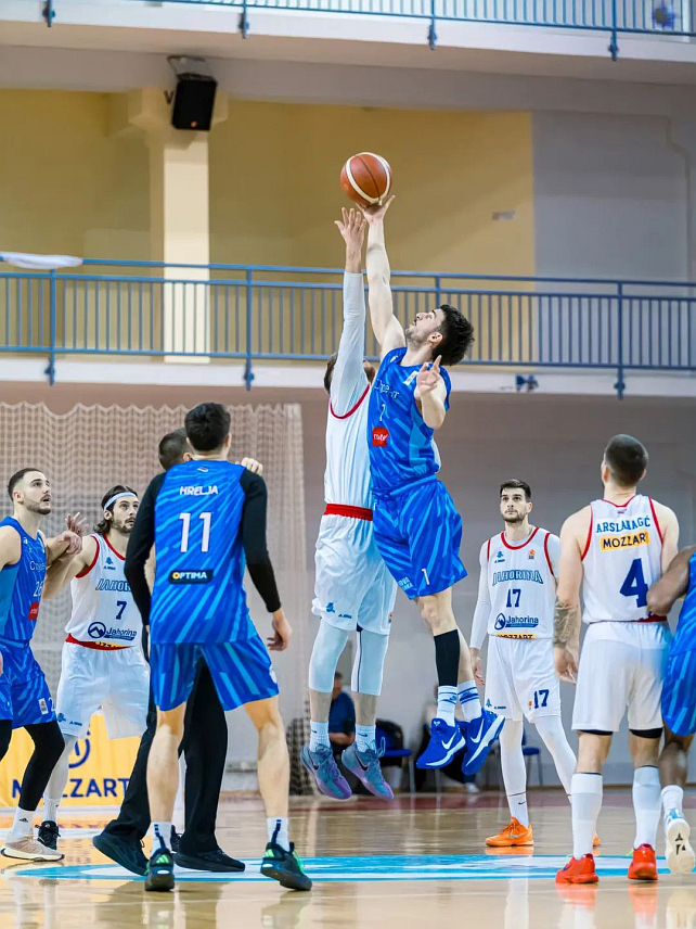 ПАЛЕ, 1. ФЕБРУАРА/СРНА/- Кошаркаши клуб "Јахорина" са Пала савладала је екипу "Студент" из Александровца резултатом 83:75.