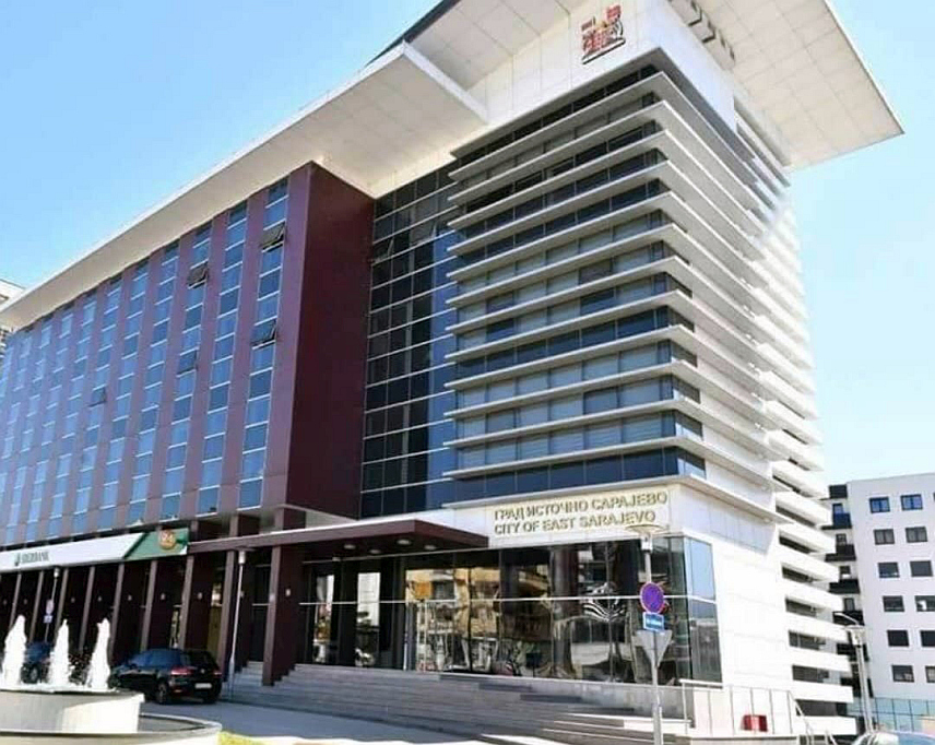 ИСТОЧНО САРАЈЕВО, 1. ФЕБРУАРА /СРНА/ - Министарство спољне трговине и економских односа у Савјету министара, у сарадњи са УНДП-ом и градом Источно Сарајево, успјешно је реализовало пројекат изградње фотонапонске електране снаге 124,50 киловат-пика на згради Градске управе, рекао је ресорни министар Сташа Кошарац.