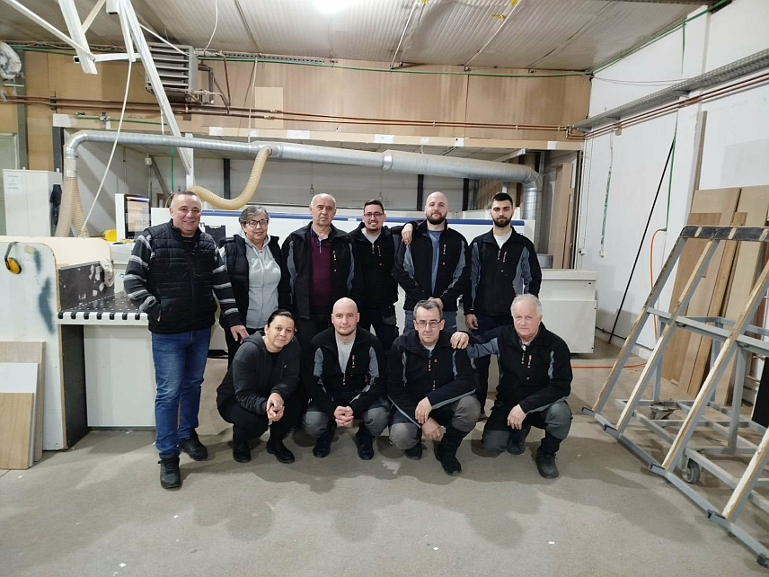 СРБАЦ, 20. ФЕБРУАРА /СРНА/ - Директор предузећа "Tандем ГД" Душко Ивковић из Српца које се бави производњом дјечијих, дневних и спаваћих соба, кухиња, уградних плакара и других производа, а које прати савремене трендове кроз ослушкивање потреба тржишта и сарадњу са квалификованим сарадницима.