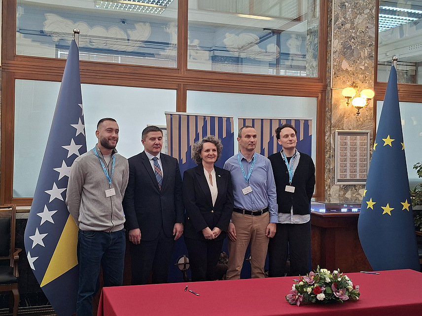 САРАЈЕВО, 20. ФЕБРУАРА /СРНА/ - У Сарајеву су данас потписани уговори са три најбоља идејна рјешења за развој нумизматике пријављена на конкурс у сусрет обиљежавању 30 година Централне банке БиХ.