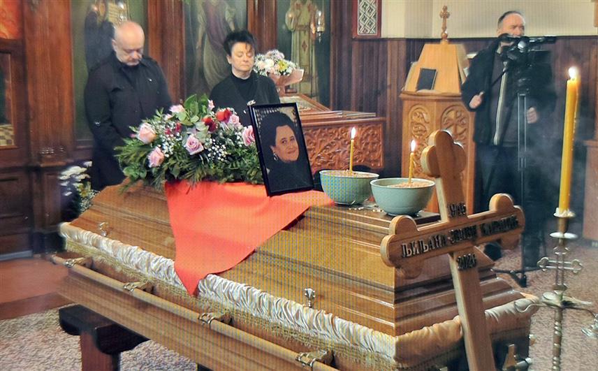 ПАЛЕ, 20. ФЕБРУАРА /СРНА/ - Опијело Љиљани Зелен Караџић, супрузи првог предсједника Републике Српске Радована Караџића, служено је данас у цркви Успења Пресвете Богородице на Палама у присуству лидера СНСД-а Милорада Додика.