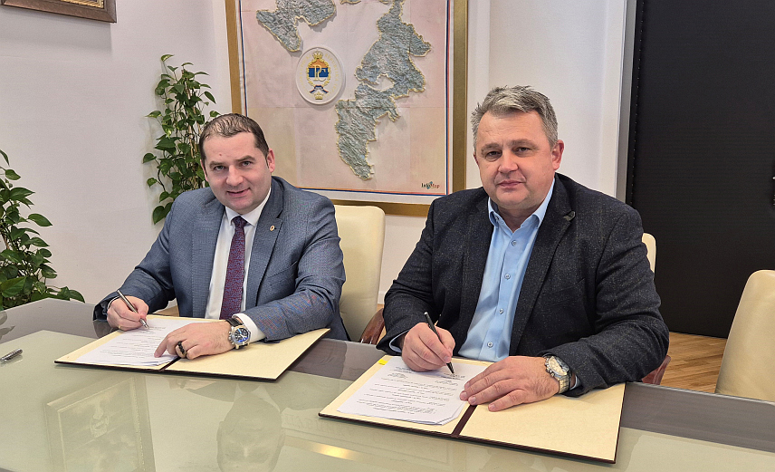 БАЊАЛУКА, 20. ФЕБРУАРА /СРНА/ - Директор Републичке управе за геодетске и имовинско-правне послове /РУГИПП/ Драган Станковић и декан Природно-математичког факултета /ПМФ/ бањалучког Универзитета Горан Трбић потписали су данас у Бањалуци споразум о сарадњи и обављању струч