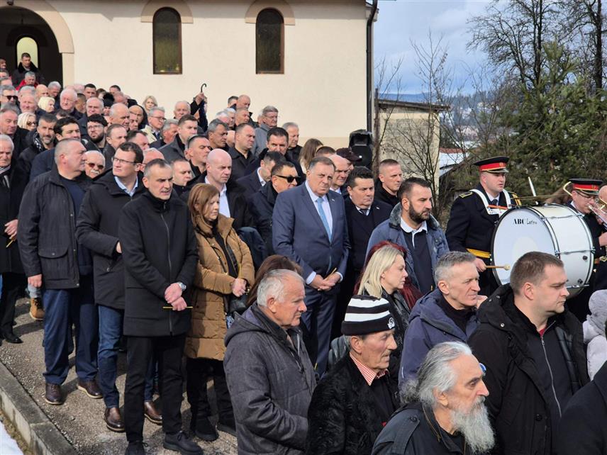 ПАЛЕ, 20. ФЕБРУАРА /СРНА/ - Љиљанa Зелен Караџић, супруга првог предсједника Републике Српске Радована Караџића, сахрањена је данас на градском гробљу Баре на Палама. Сахрани су присуствовали предсједник Народне скупштине Српске Ненад Стевандић и лидер СНСД-а Милорад Додик.