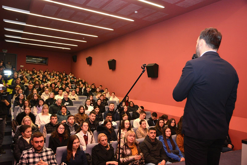 ПРИЈЕДОР, 20. ФЕБРУАРА /СРНА/ - Градоначелник Приједора Слободан Јавор потписао је данас уговоре са 182 ученика и 127 студената који су путем јавних позива остварили право на стипендије за текућу школску и академску годину.