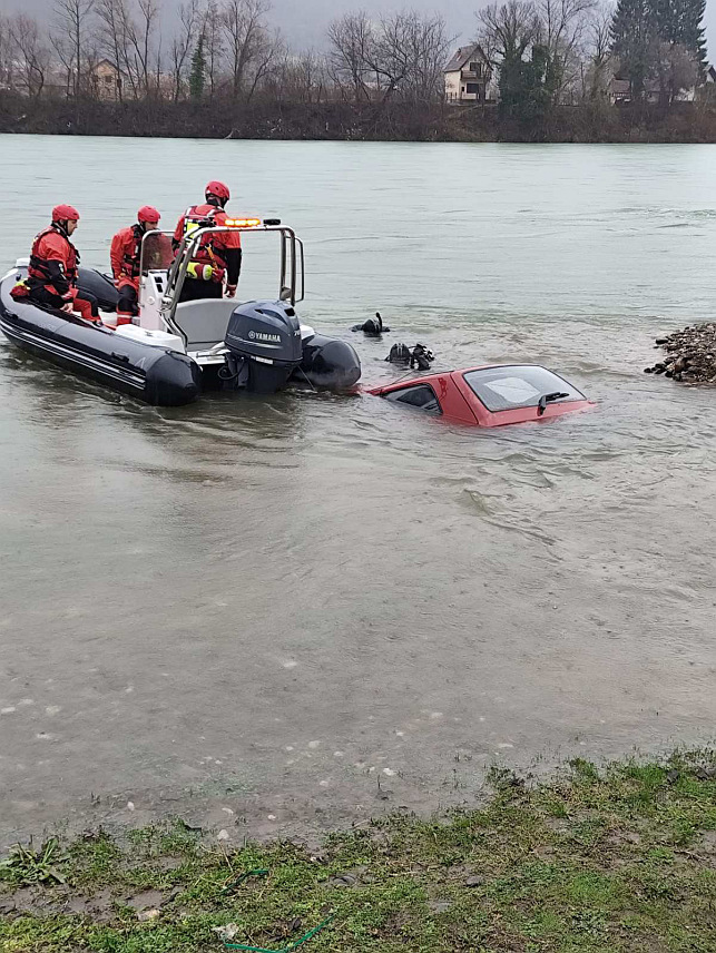 СРЕБРЕНИЦА/БРАТУНАЦ, 20. ФЕБРУАРА /СРНА/ - Републичка управа цивилне заштите /РУЦЗ/ организовала је данас двије показне вјежбе спасавања из воде у ванредним ситуацијама у реалним условима по кишовитом времену и изузетно хладној води.