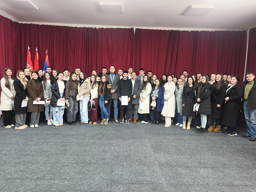 РИБНИК, 21. ФЕБРУАРА /СРНА/ - Начелник општине Рибник Душко Дакић потисао је данас уговоре са 53 студента и четири средњошколца о додјели стипендија које су увећане за 20 одсто.