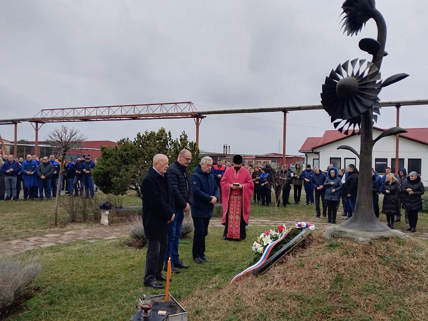 БИЈЕЉИНА, 21. ФЕБРУАРА /СРНА/ - Одавањем почасти за 23 радника која су погинула као борци Војске Републике Српске /ВРС/, компанија намјенске индустрије "Орао" обиљежила је данас 30 година од егзодуса Срба из Сарајева и дислокације ове фабрике из сарајевског насеља Рајловац у Бијељину.