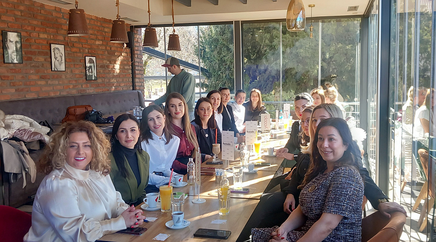 ТРЕБИЊЕ, 21. ФЕБРУАРА /СРНА/ - Удружење "Фимејл.нет", које окупља младе предузетнице с циљем међусобне подршке и размјене знања, званично је данас почело своје активности у Билећи гдје се окупило петнаестак жена из Херцеговине и других градова које су представиле своје послове и упознале се о могућностима пласирања својих производа.