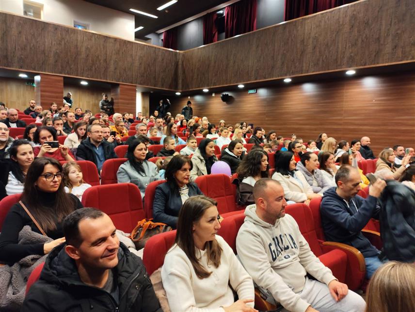 БРАТУНАЦ, 21. ФЕБРУАРА /СРНА/ - У Братунцу је вечерас приказан филм "Сви за Космет, ма где били" редитељке Бојане Крстић, а гледаоци су умјесто куповине улазница остављали добровољни прилог за помоћ Србима на Косову и Метохији.