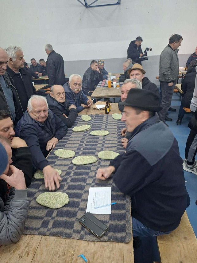 КРУПА НА УНИ, 22. ФЕБРУАРА /СРНА/ - У Доњем Дубовику, административном центру општине Крупа на Уни, одржано је 14. Подгрмечко капање - такмичење у традиционалној народној игри скривања новчића у плетену чарапу или капу, у којем је учествовало 38 екипа из ове и сусједних општина.