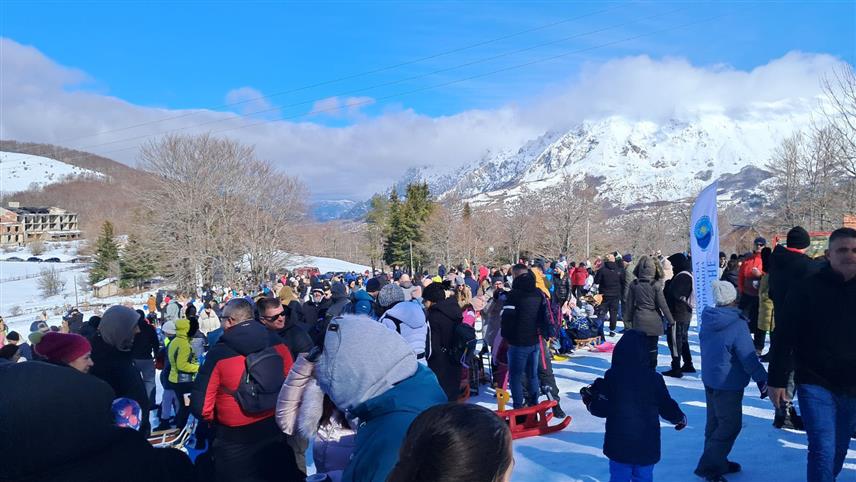 ГАЦКО, 22. ФЕБРУАРА /СРНА/ - Манифестација "Сви на снијег-Чемерно те зове" на Чемерну код Гацка окупила је данас око 1.000 посјетилаца из ове и сусједних херцеговачких општина.