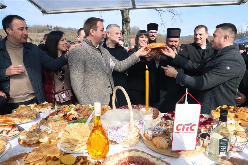 БАЊАЛУКА, 22. ФЕБРУАРА /СРНА/ - Предсједник СПС-а Горан Селак присуствовао је традиционалној манифестацији "Козарске покладе" у бањалучком насељу Бистрица, која је ове године одржана у знаку великог јубилеја, 130 година Храма Светог пророка Илије.