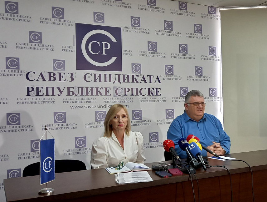 БАЊАЛУКА, 23. ФЕБРУАРА /СРНА/ - Предсједник Синдикалне организације у Центру за предшколско васпитање и образовање Бањалука Слађана Мишић и предсједник Синдиката образовања, науке и културе Републике Српске Драган Гњатић на конференцији за новинаре у Бањалуци.