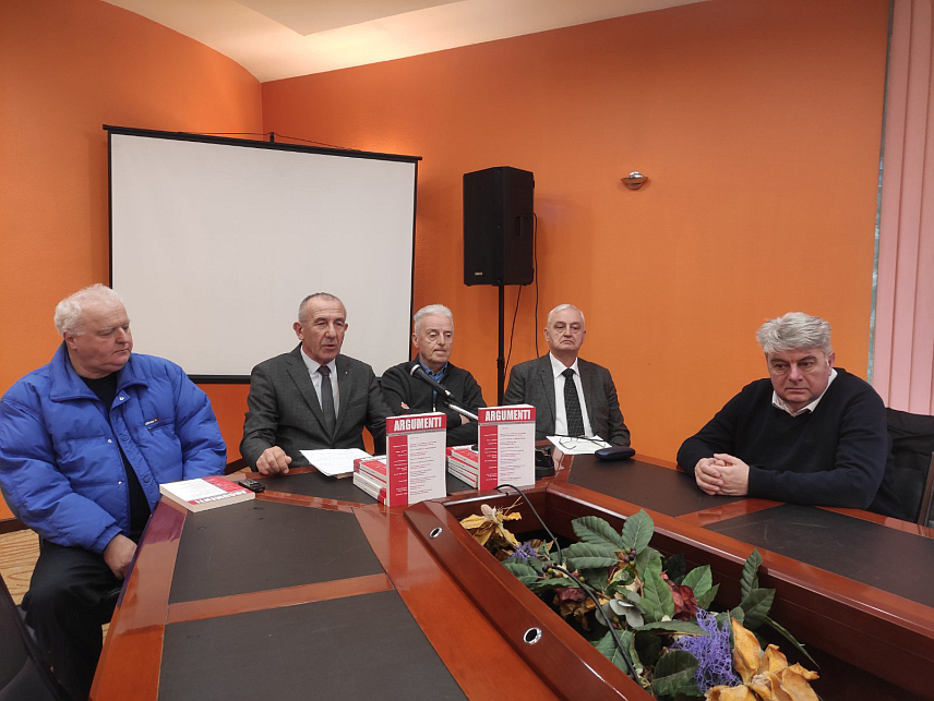 БАЊАЛУКА, 24. ФЕБРУАРА /СРНА/ - Руководство Републике Српске води побједничку политику и на одговарајући начин успоставља односе са САД, а задржава стратешко партнерство са Русијом, што у Сарајеву не разумију, истакнуто је данас на промоцији 56. броја часописа за друштвено политичка питања "Аргументи" издање СНСД-а.	
