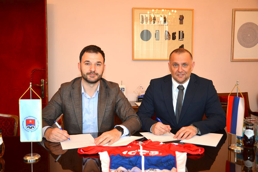 ПРИЈЕДОР, 24. ФЕБРУАРА /СРНА/ - Градоначелник Приједора Слободан Јавор и директор Међународне бициклистичке трке Београд-Бањалука Владимир Куваља потписали су данас уговор и усагласили техничке и организационе детаље у вези са реализацијом завршне етапе.