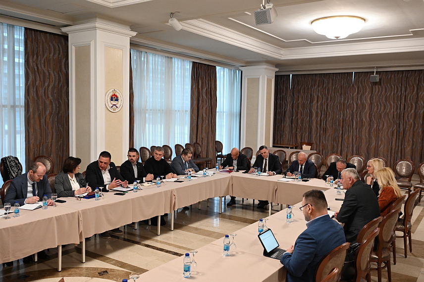 БАЊАЛУКА, 24. ФЕБРУАРА /СРНА/ - Министар енергетике и рударства Републике Српске Петар Ђокић предсједавао је састанком посвећеном реализацији гасних пројеката и јачању институционалне координације у гасном сектору. Састанку су присуствовали министар за просторно уређење, грађевинарство и екологију Бојан Випотник, као и представници Правобранилаштва Републике Српске, Републичке управе за геодетске и имовинско-правне послове, те предузећа "Аутопутеви Српске", "Сарајево-гас" и "Гас тех" из Инђије.