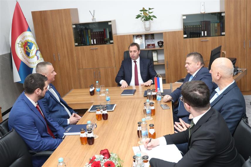 БАЊАЛУКА, 24. ФЕБРУАРА /СРНА/ - Министар правде Републике Српске Горан Селак на састанку са директором Казнено-поправног завода /КПЗ/ Фоча Бојаном Костићем.