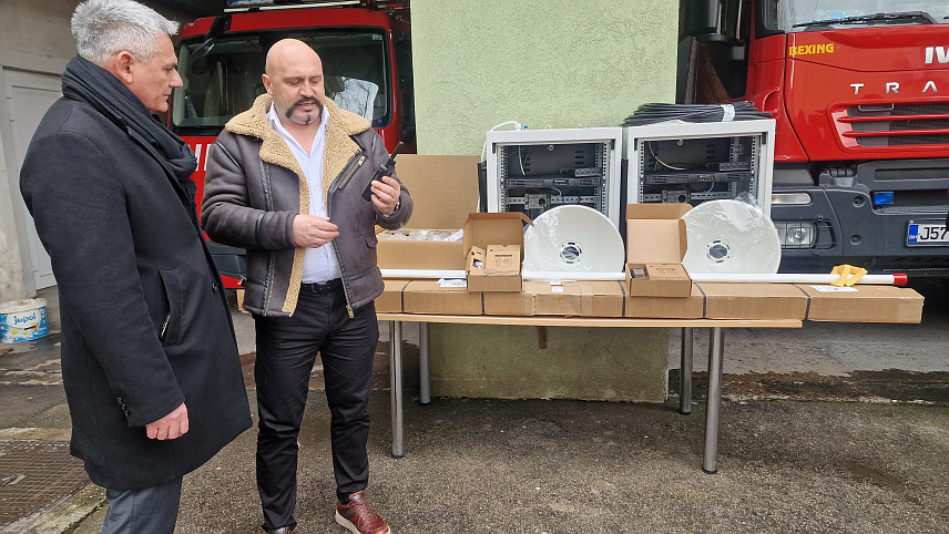 БРЧКО, 24. ФЕБРУАРА /СРНА/ - У Брчко дистрикту данас је извршена примопредаја савремене радио-комуникационе опреме и софтвера у вриједности од око 70.000 КМ, које је обезбиједила Влада Италије у оквиру пројекта Међународне организације за миграције /ИОМ/ у БиХ "Јачање капацитета за припремљеност и одговор на катастрофе".