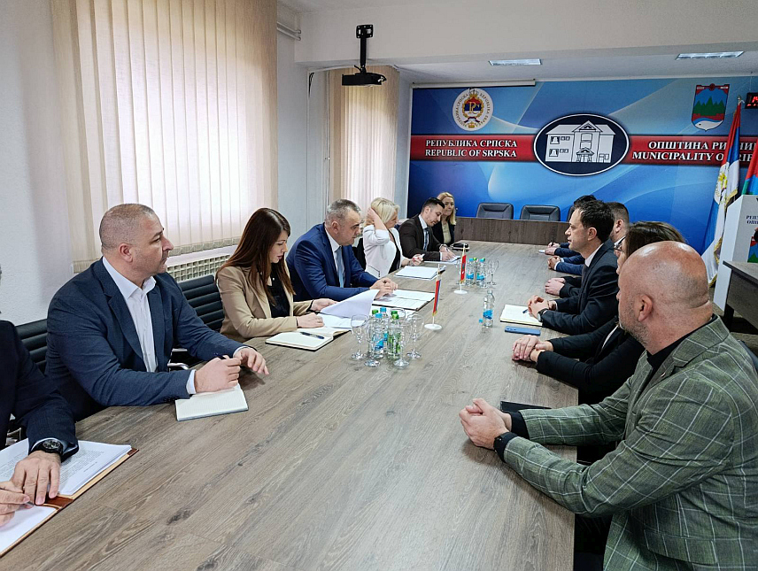 РИБНИК, 24. ФЕБРУАРА /СРНА/ - Предсједник Владе Републике Српске Саво Минић на састанку са начелником општине Душком Дакићем.