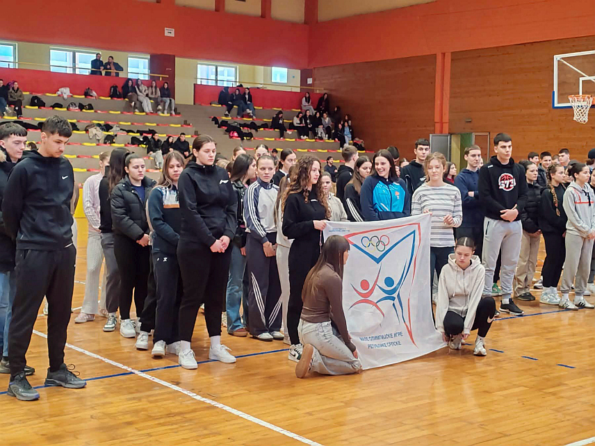 НОВИ ГРАД, 24. ФЕБРУАРА /СРНА/ - Женска екипа Гимназије Градишка и мушка екипа Техничке школе Градишка побједници су регионалног такмичења у кошарци за средњошколце одржаног данас у оквиру Малих олимпијских игара у спортској дворани у Новом Граду.