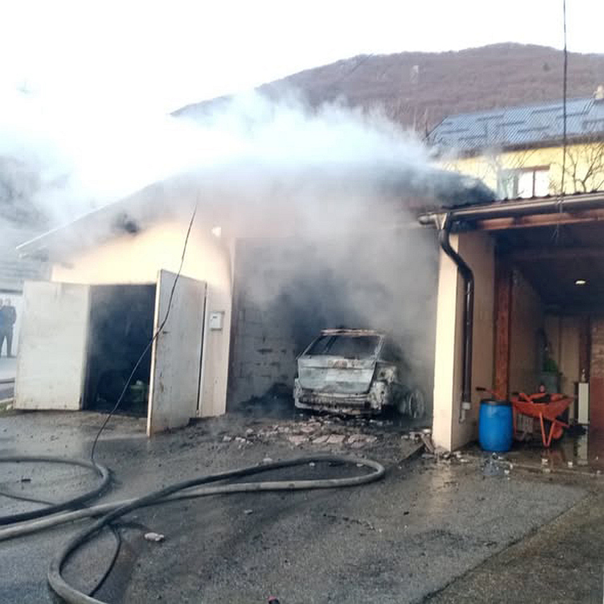 ИСТОЧНО НОВО САРАЈЕВО, 24. ФЕБРУАРА /СРНА/ - У насељу Петровићи у општини Источно Ново Сарајево угашен је пожар у којем су изгорјели гаража и путничко возило.