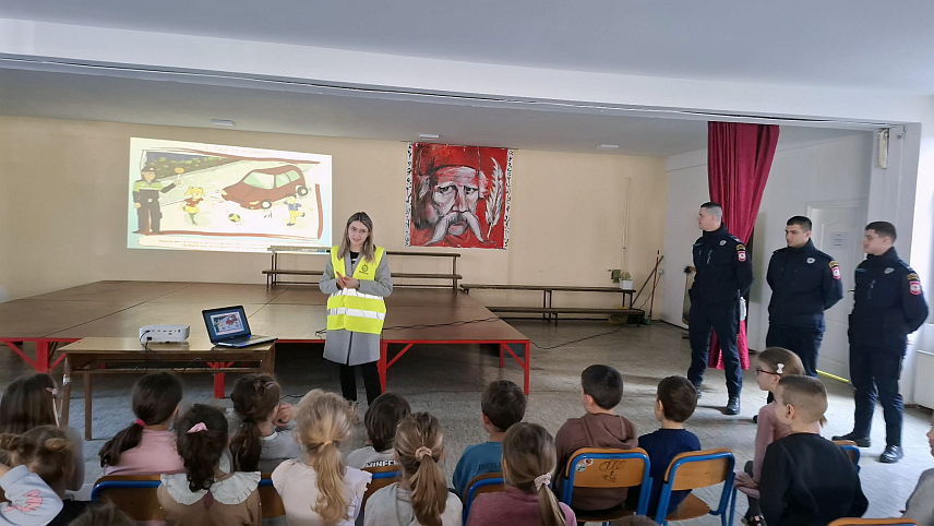 НОВИ ГРАД, 25. ФЕБРУАРА /СРНА/ - Основцима у Новом Граду данас је, у оквиру кампање "Буди видљив, не буди фигура", одржано предавање "10 лекција које живот значе" и са члановима школске саобраћајне патроле показано како да се правилно понашају у саобраћају и као пјешаци да буду уочљиви.