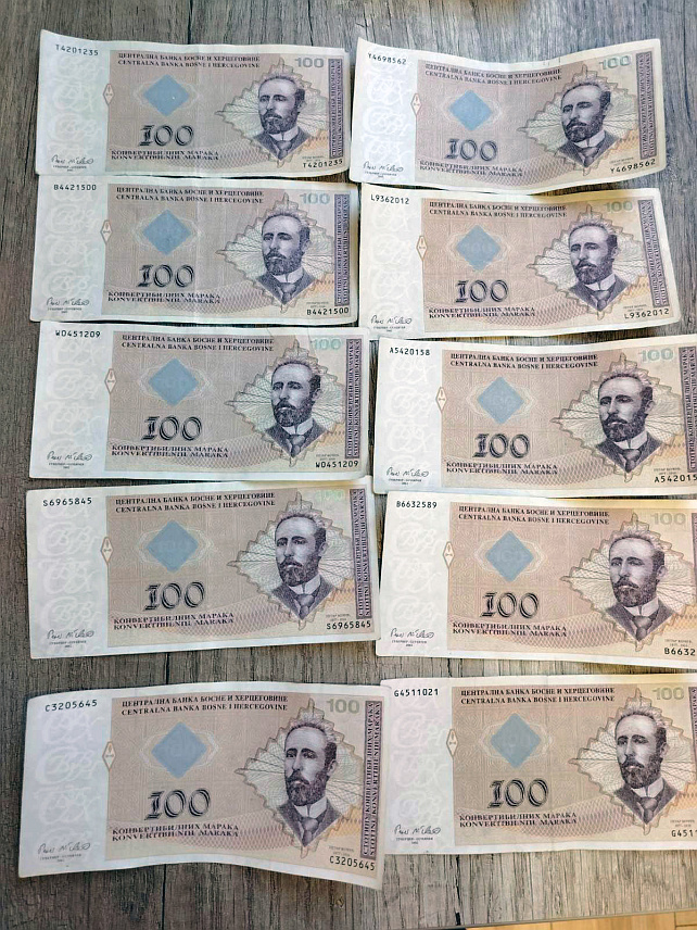 БЕОГРАД, 25. ФЕБРУАРА /СРНА/ - На граничном прелазу Бадовинци са БиХ заплијењено је 40 фалсификованих новчаница од по 100 КМ, саопштено је из Министарства унутрашњих послова /МУП/ Србије.