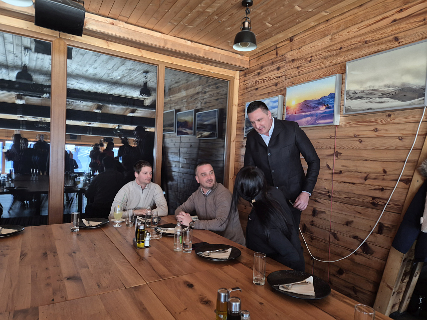 ЈАХОРИНА, 25. ФЕБРУАРА /СРНА/ - Олимпијски центар "Јахорина" организовао је данас пријем за паљанске олимпијце Марка Шљивића, Страхињу Ерића и Теодору Делипару поводом њихових изузетних резултата на Зимским олимпијским играма у Милану, за које је обезбиједио по 20.000 KМ подршке.